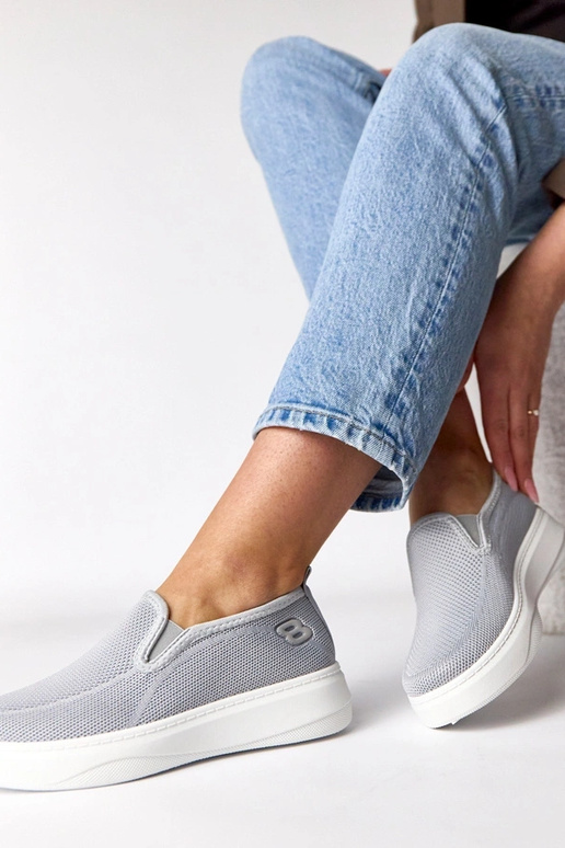 Grijze stoffen sneakers op een...