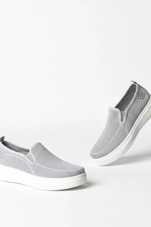 Graue textile Sport-Sneaker auf...