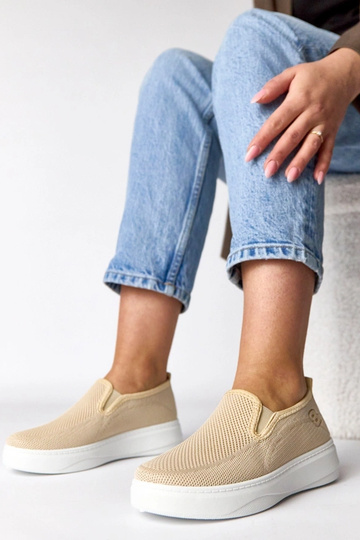 Zandkleurige stoffen sneakers op een platform Céleste