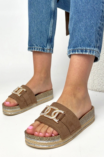 Bruine slippers op een... 2