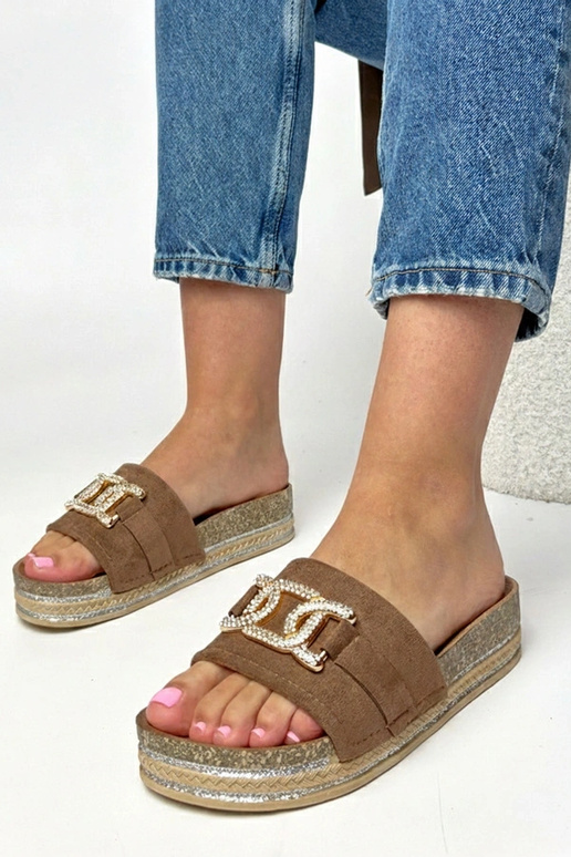 Bruine slippers op een platform met...