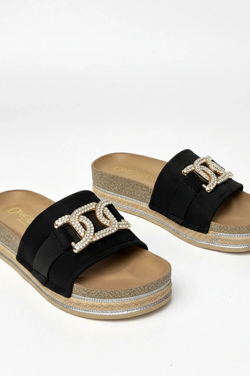 Zwarte slippers op een platform met...