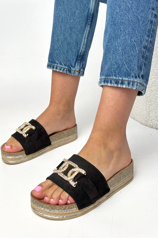 Zwarte slippers op een platform met...