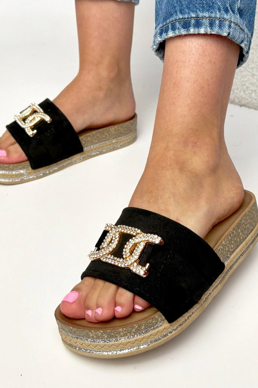 Zwarte slippers op een platform met...