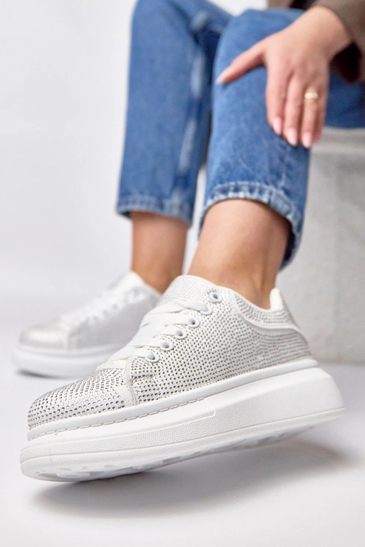 Weiße Sport-Sneaker auf Plattform mit...