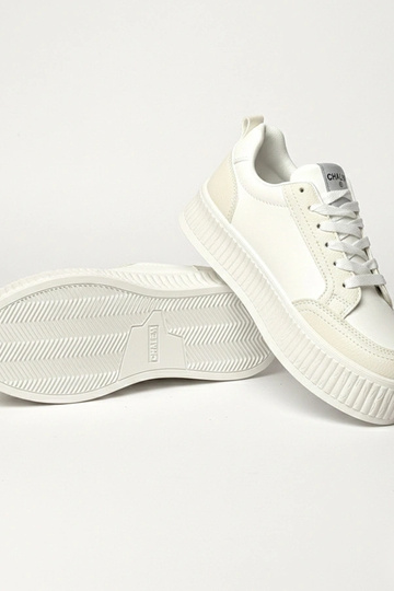Weiße Sport-Sneaker auf Plattform Solange
