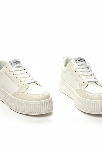 Witte sneakers op een platform Solange 2