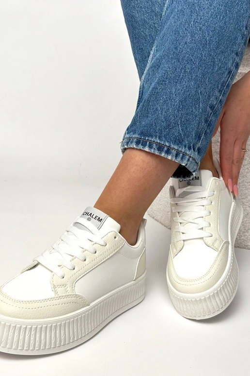 Witte sneakers op een platform Solange