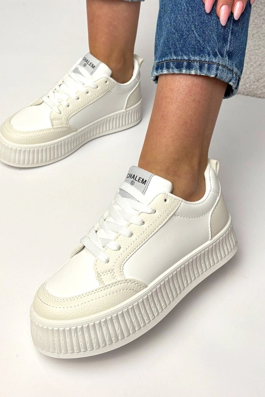 Weiße Sport-Sneaker auf Plattform...