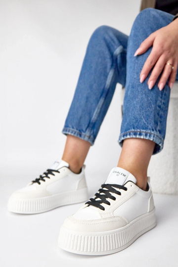 Witte-zwarten sneakers op een platform Solange