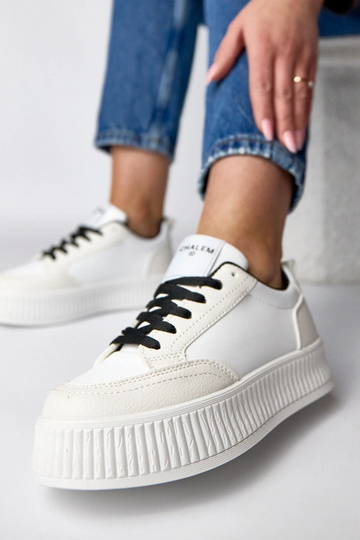 Witte-zwarten sneakers op... 2