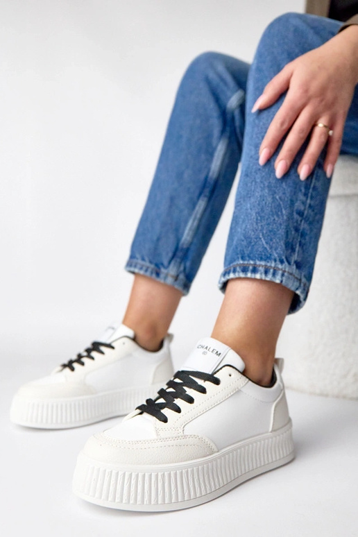 Schwarz-weiße Sport-Sneaker auf...