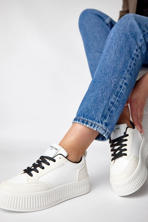 Schwarz-weiße Sport-Sneaker auf...