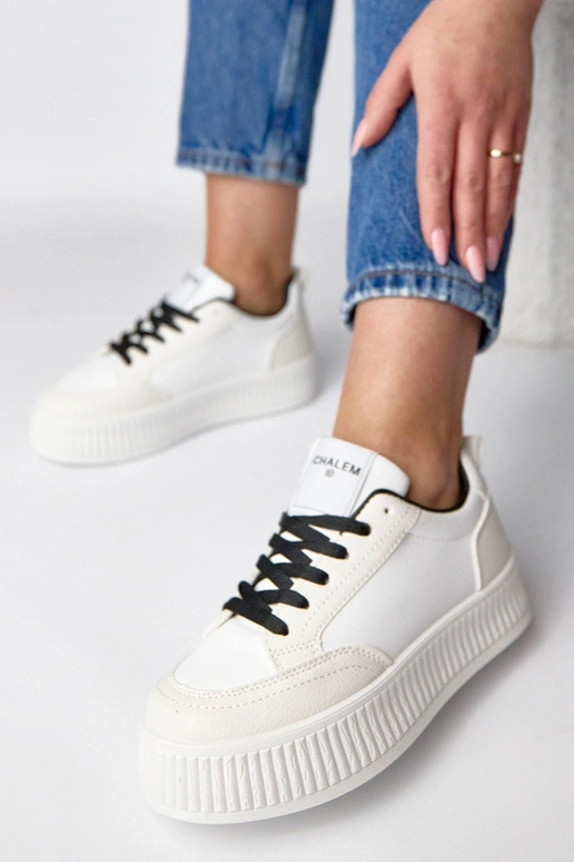 Witte-zwarten sneakers op een...