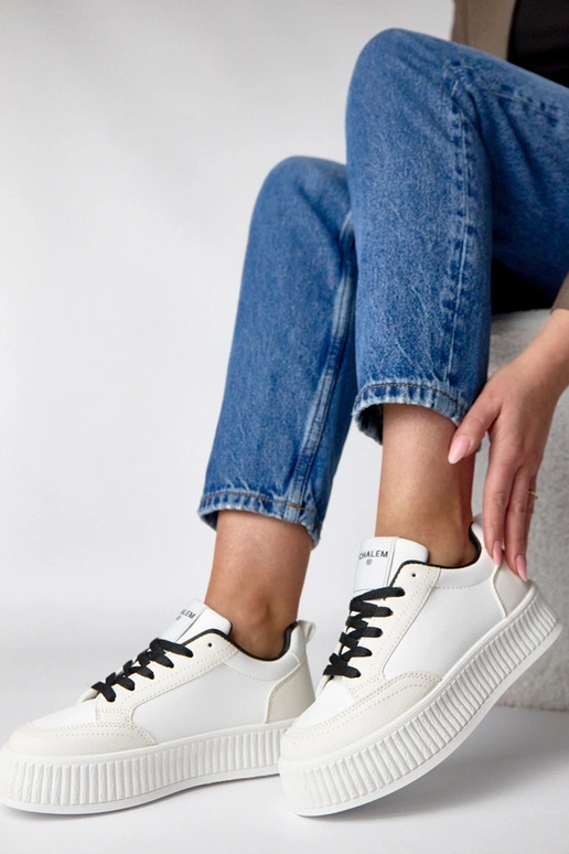 Witte-zwarten sneakers op een...