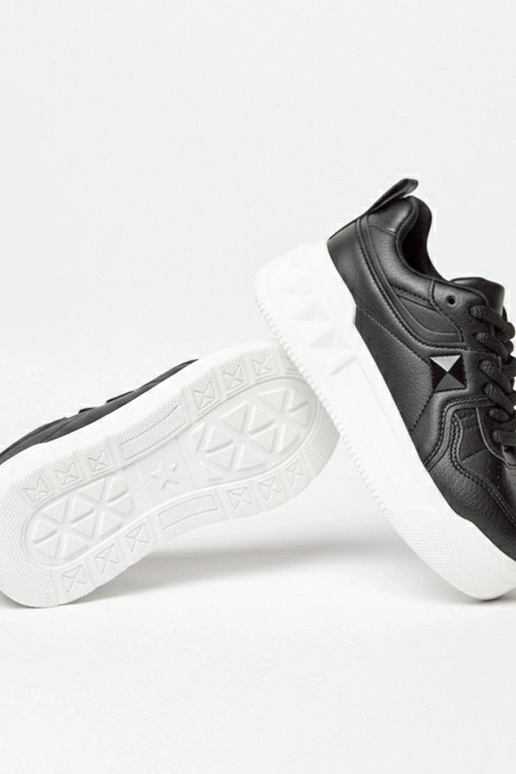 Schwarze Sportschuhe mit Plattform...