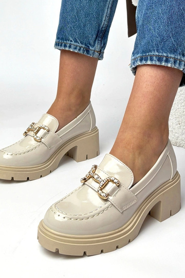 Mocassins beiges laqués avec talon et zirconiums Paola