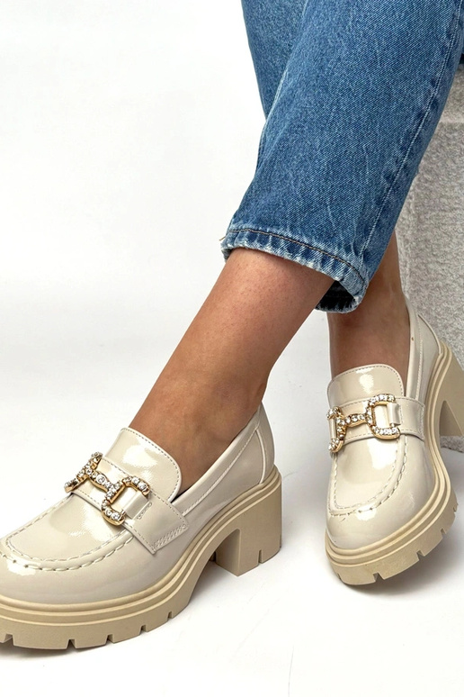 Mocassins beiges laqués avec talon et...