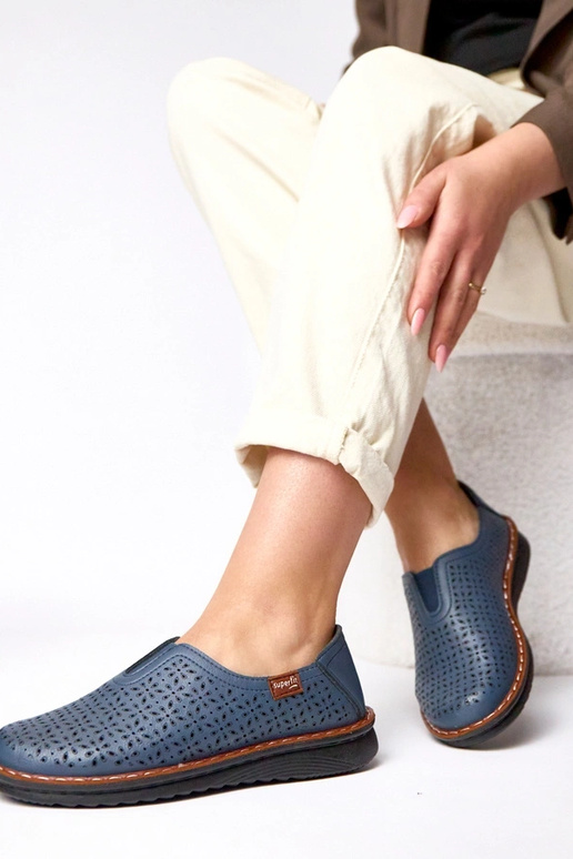 Donkerblauwe opengewerkte instappers...