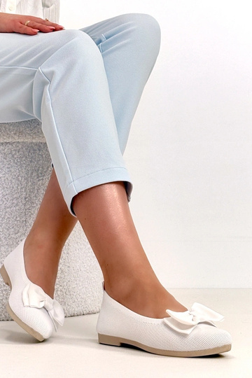 Weiße Wildleder-Ballerinas mit Schleife Paisley