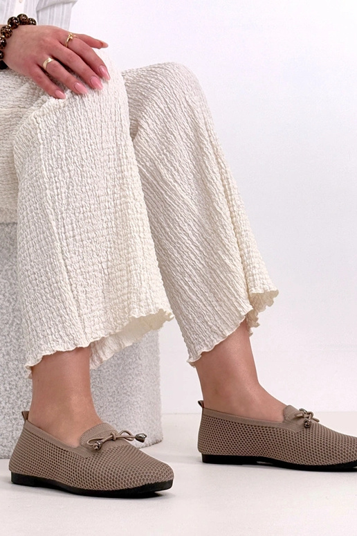 Donkerzandkleurige stoffen mocassins...