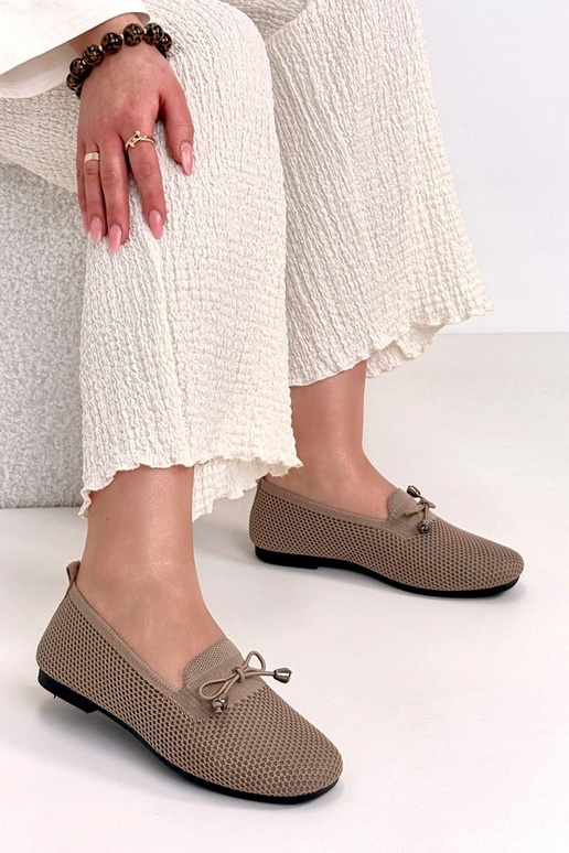 Donkerzandkleurige stoffen mocassins...