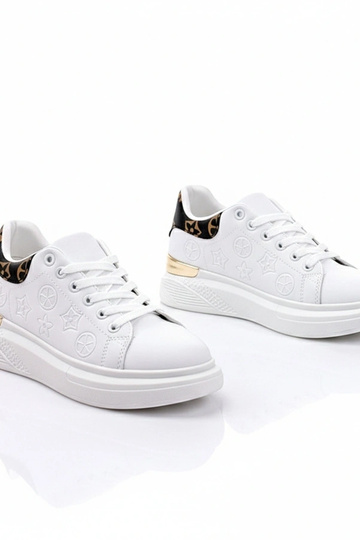 Witte sneakers versierd met...