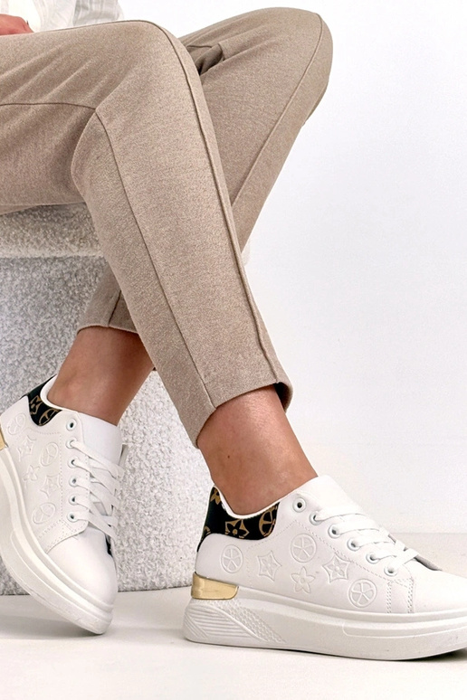 Baskets blanches avec perforations...