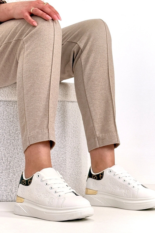 Witte sneakers versierd met stiksel...