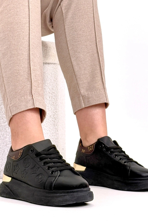 Schwarze Sportschuhe mit Schnürung...