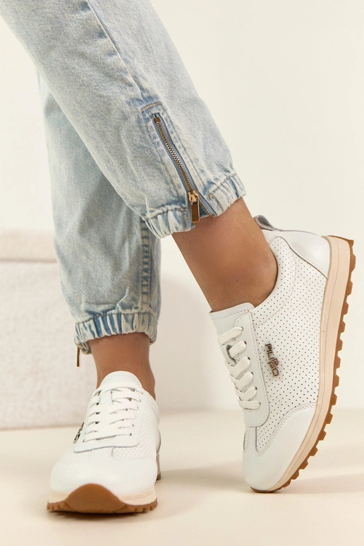 Witte geperforeerde leren sneakers...