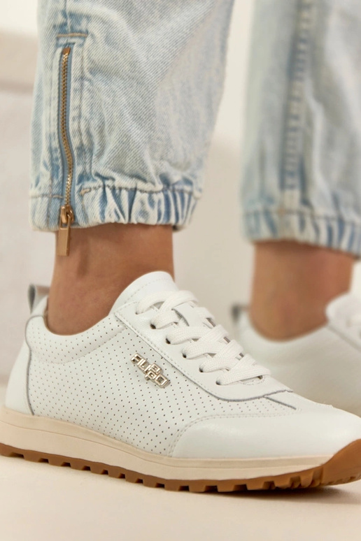 Witte geperforeerde leren sneakers...