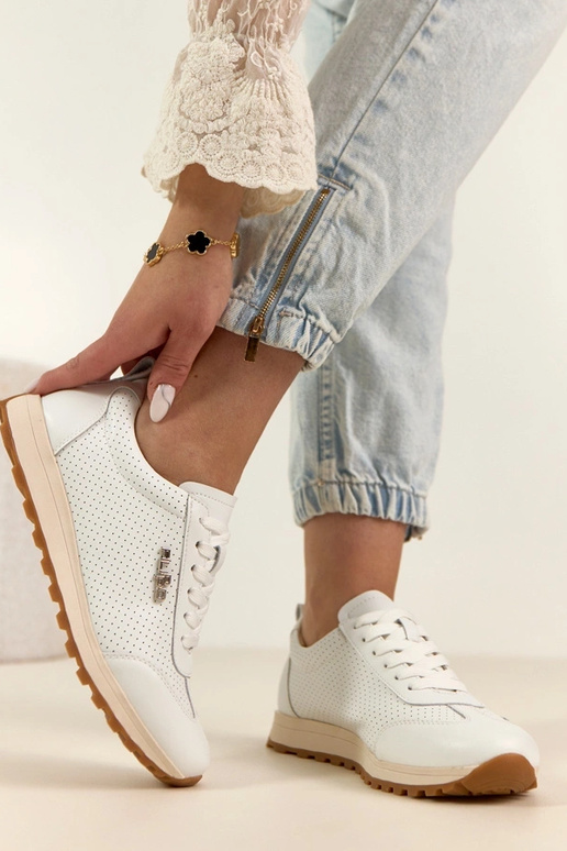 Witte geperforeerde leren sneakers...