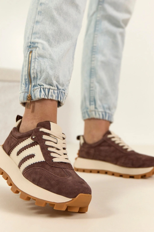 Schokoladenfarbene Leder-Sneaker mit...