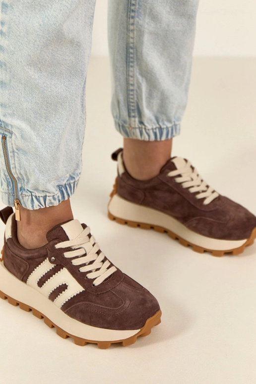 Schokoladenfarbene Leder-Sneaker mit...