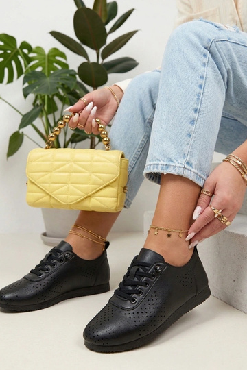 Zwarte geperforeerde...