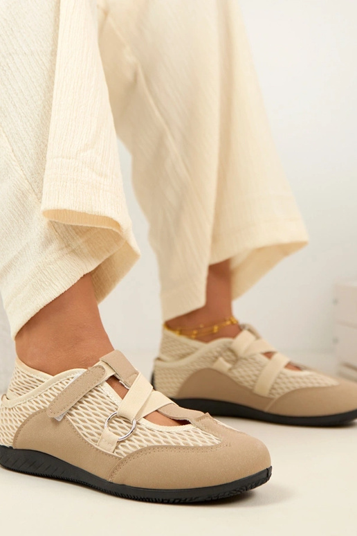 Zandkleurige sportieve ballerina's...