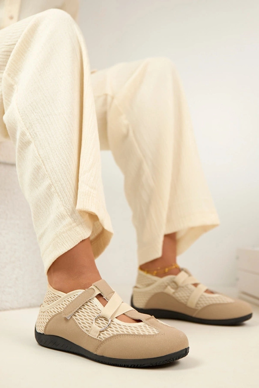 Zandkleurige sportieve ballerina's...