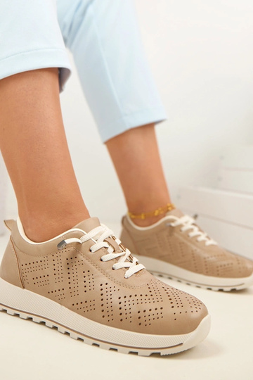 Zandkleurige geperforeerde instap sportieve schoenen SIone 2