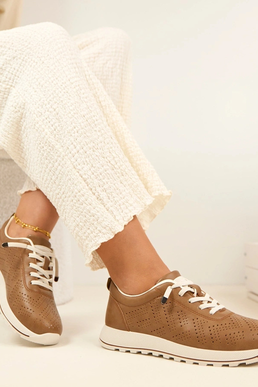 Lichtbruine geperforeerde instap...