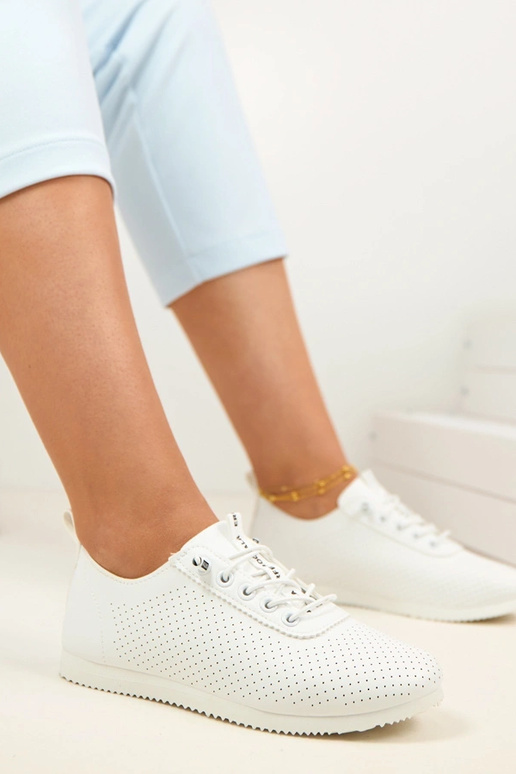 Witte geperforeerde lichte sportieve...