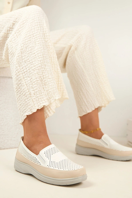 Mocassins ajourés blancs et sable...