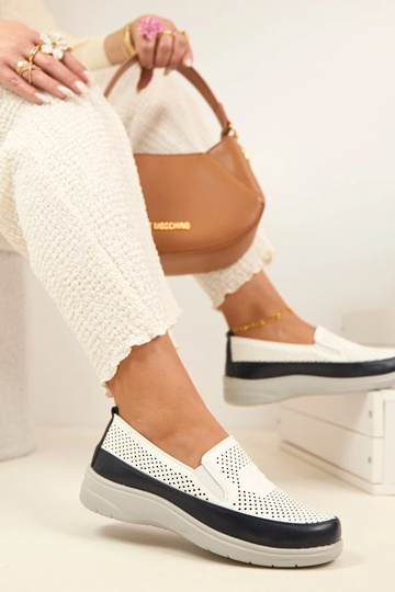 Witte donkerblauwe geperforeerde instap pumps Aurelle