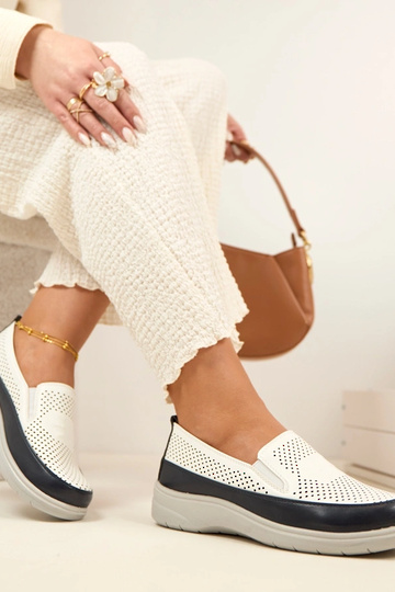 Mocassins ajourés blancs et bleu marine Aurelle 2