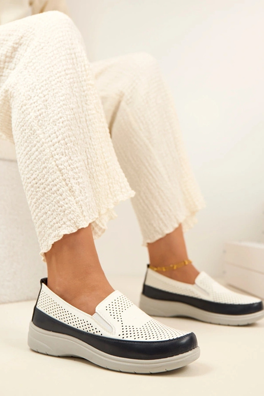 Mocassins ajourés blancs et bleu...