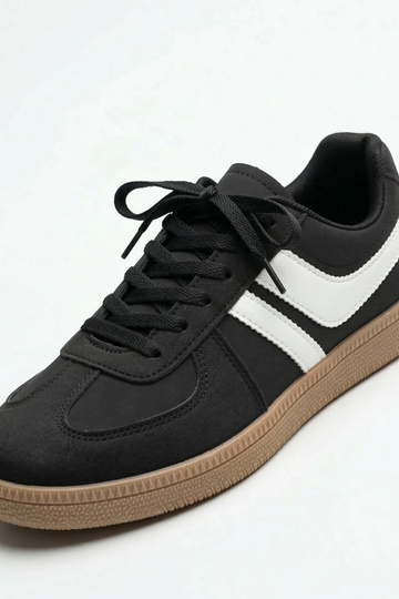 Baskets de tennis noires...