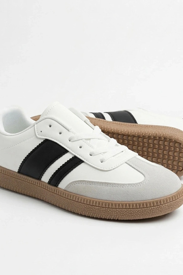 Baskets de sport blanches... 2