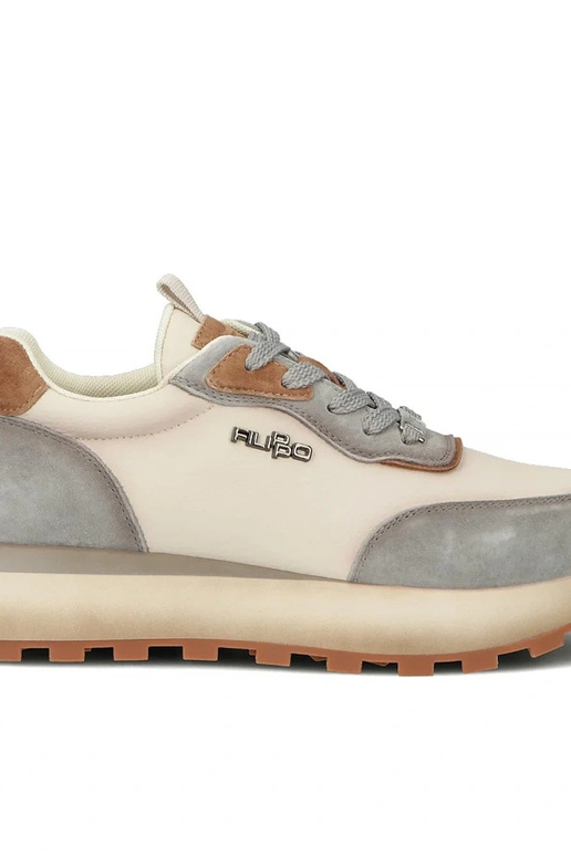 Zandkleurige leren schoenen op...