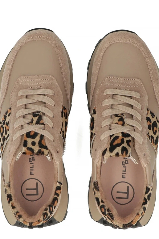 Zandkleurige leren schoenen op...