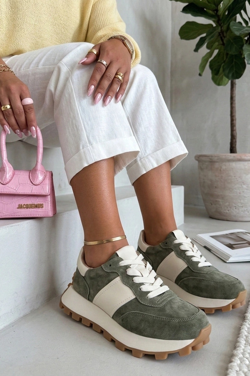 Groene leren schoenen op platform...